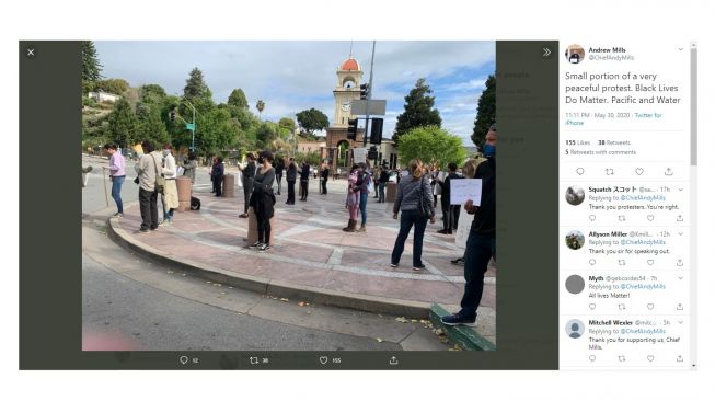 Warga dan polisi di Santa Cruz, California melakukan aksi damai dan tetap pakai masker.[Twitter/@ChiefAndyMills]