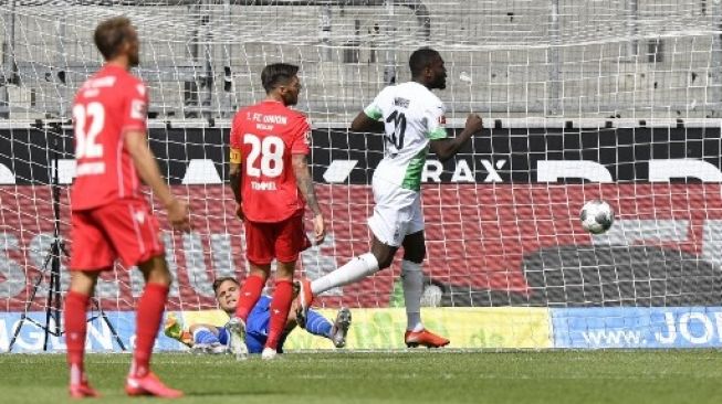 Striker Moenchengladbach Marcus Thuram (kanan) merayakan golnya ke gawang Union Berlin. Martin Meissner / POOL / AFP