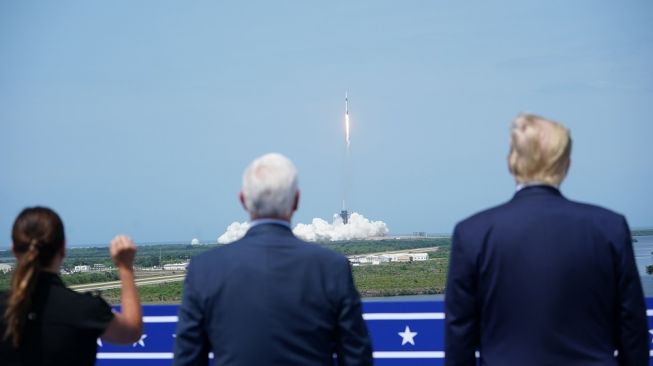 Peluncuran roket Dragon SpaceX disaksikan Presiden AS, Donald Trump. [Mandel Ngan/AFP]