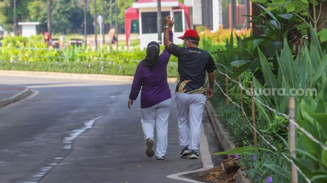 Warga berolahraga di Kompleks Olahraga Gelora Bung Karno, Jakarta Pusat, Minggu (31/5). [Suara.com/Alfian Winanto]