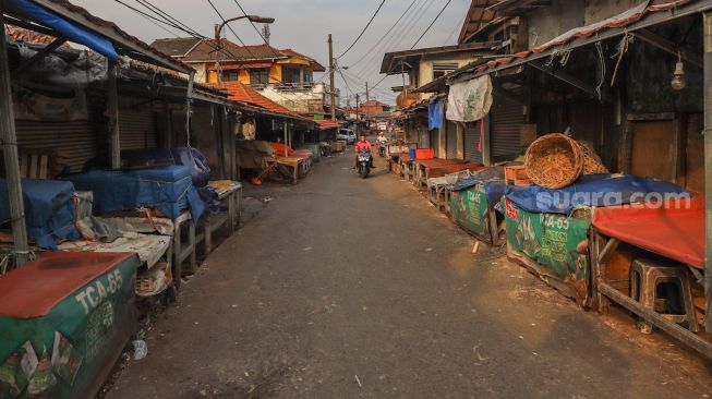 Suasana di Pasar Cisalak, Depok, Jawa Barat, Minggu (31/5). [Suara.com/Alfian Winanto]
