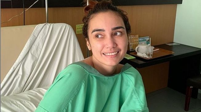 Feby Febiola usai menjalani operasi kista ovarium. [Instagram]