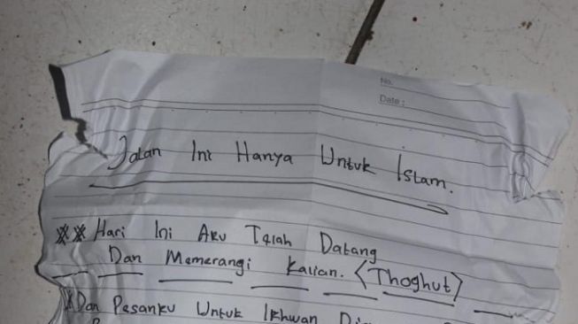 Surat yang ditemukan di TKP penyerangan Mapolsek Daha Selatan. (Dok polisi).