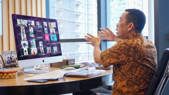 Anggota DPR RI komisi XI Kamrussamad berdiskusi dengan sejumlah media secara virtual pada acara Silatrahmi Lebaran dan Diskusi membahas isu isu terkini di Jakarta, Jumat (29/5).  [Suara.com/doc]