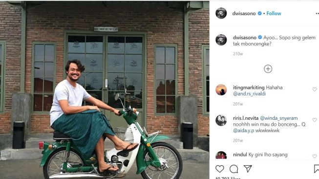 Dwi Sasnono bersama motor Honda klasik (dwisasono)