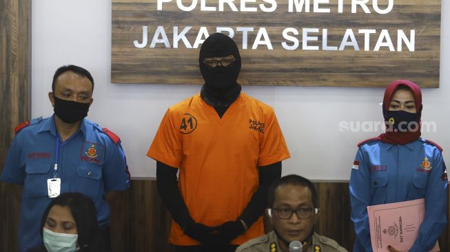 Aktor berinisial DS atau Dwi Sasono (tengah) dihadirkan saat rilis kasus kepemilikan narkoba di Polres Metro Jakarta Selatan, Senin (1/6). [Suara.com/Angga Budhiyanto]