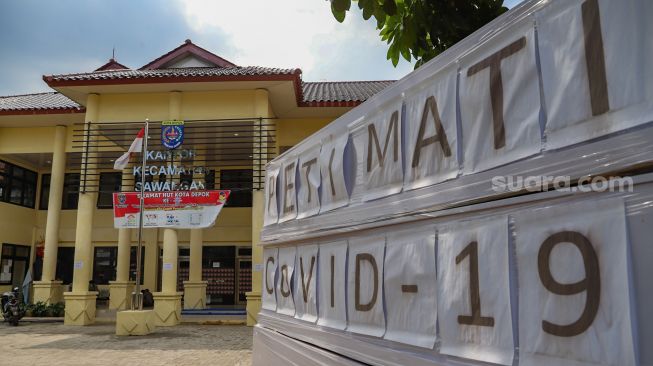 Peti mati Covid-19 di halaman Kantor Kecamatan Sawangan, Depok, Jawa Barat, Senin (1/6).[Suara.com/Alfian Winanto]