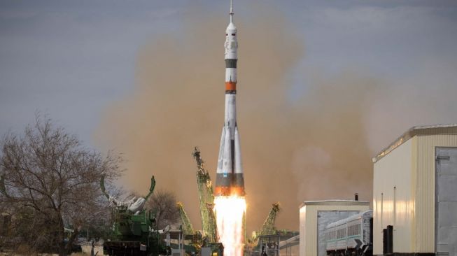 Roket Rusia, yang membawa kapsul Soyuz MS-16 berisi astronot Amerika Serikat dan dua kosmonot Rusia, meluncur pada 9 April 2020. [AFP/Roscosmos]