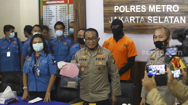 Kabid Humas Polda Metro Jaya Kombes Yusri Yunus (tengah) menunjukkan barang bukti saat rilis kasus kepemilikan narkoba aktor berinisial DS di Polres Metro Jakarta Selatan, Senin (1/6). [Suara.com/Angga Budhiyanto]