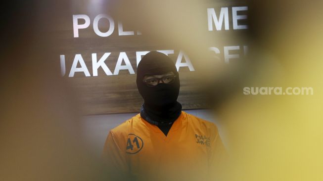 Aktor berinisial DS atau Dwi Sasono dihadirkan saat rilis kasus kepemilikan narkoba di Polres Metro Jakarta Selatan, Senin (1/6). [Suara.com/Angga Budhiyanto]
