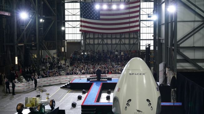 Presiden AS, Donald Trump, berpidato dekat kapsul antariksa Crew Dragon milik SpaceX setelah peluncuran roket Falcon 9 yang membawa dua astronot AS pada 20 Mei 2020. [AFP/Mandel Ngan]