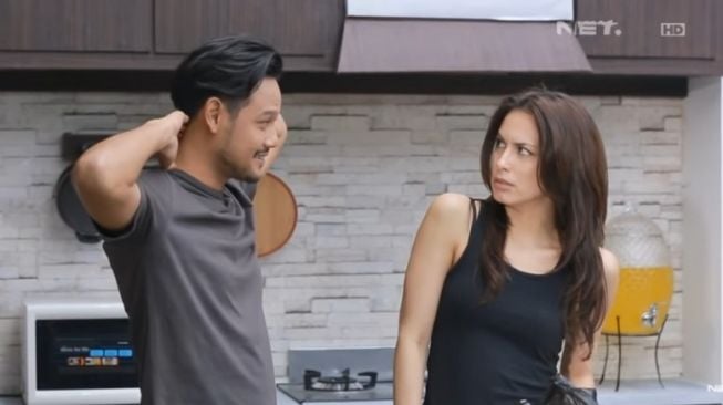 Sophia Latjuba dan Dwi Sasono dalam serial Tetangga Masa Gitu?. [YouTube Net TV]