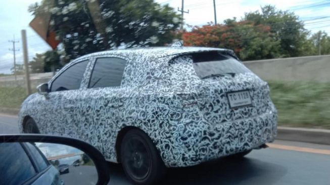 Mobil berstiker kamuflase yang diduga merupakan Honda City Hatchback (indianautoblog)