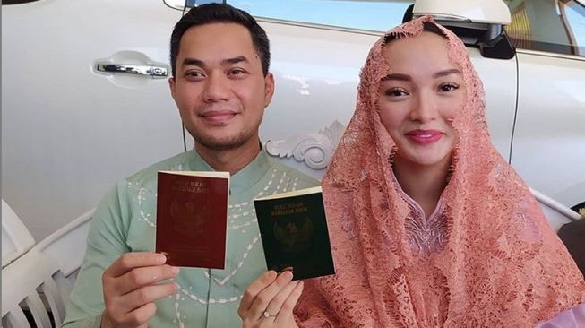 Zaskia Gotik and Sirajuddin Mahmud are officially married. [Instagram @agustinusbudiyono]