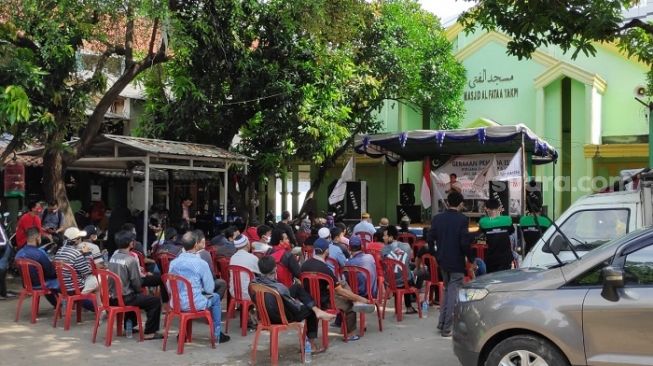 Sejumlah ormas menggelar acara bertema "Tumpas Komunis Dari Bumi Pertiwi Save Pancasila dan NKRI di depan Masjid Al Fataa Yakpi di kawasan Menteng, Jakpus. (Suara.com/Bagaskara).