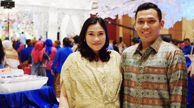 Bona Septano (kanan) bersama adiknya yang juga mantan atlet Pelatnas Bulutangkis, Pia Zebadiah Bernadet. [Instagram@bona_septano]