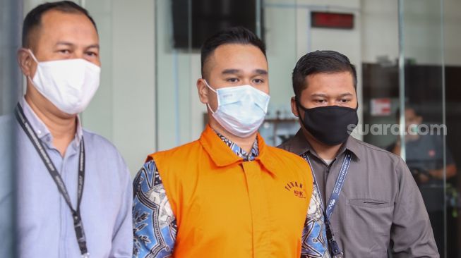 Tersangka kasus dugaan suap gratifikasi senilai Rp46 miliar Riesky Herbiyono berjalan usai menjalani pemeriksaan di Gedung KPK, Jakarta, Selasa (2/6/2020).  [Suara.com/Alfian Winanto]