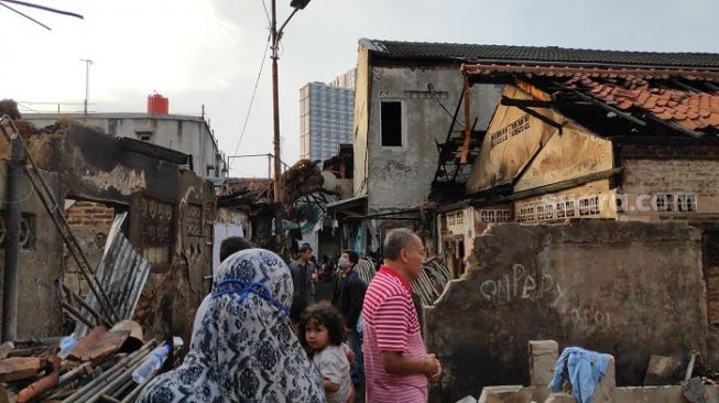 Penampakan sejumlah warga di Pegangsaan, Menteng, Jakarta Pusat yang meratapi rumahnya sudah hangus terbakar. (Suara.com/Bagaskara).