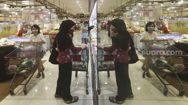 Pengunjung berbelanja dengan menggunakan masker di AEON Mall, Tangerang, Banten, Selasa(2/6).  [Suara.com/Angga Budhiyanto]
