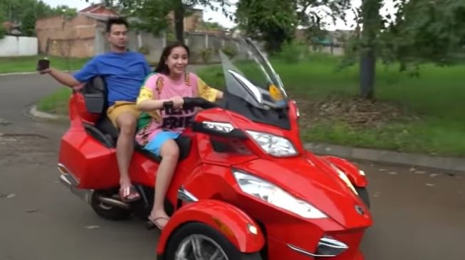 Raffi Ahmad bersama Nagita Slavina jajal motor unik 3 roda (Youtube-Rans Entertainment)