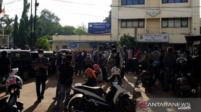 Pemohon perpanjangan Surat Izin Mengemudi (SIM) berdatangan ke Kantor Satuan Lalu Lintas Jakarta Timur di Jalan DI Panjaitan, Selasa (2/6/2020). Pemohon memarkir kendaraan di sisi jalan hingga terjadi kepadatan lalu lintas. (ANTARA/Andi Firdaus).