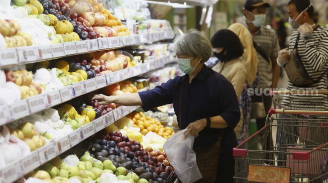 Pengunjung berbelanja dengan menggunakan masker di AEON Mall, Tangerang, Banten, Selasa(2/6).  [Suara.com/Angga Budhiyanto]
