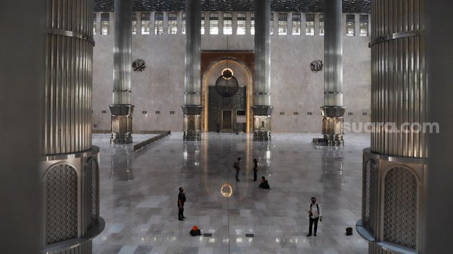 Suasana di Masjid Istiqlal, Jakarta Pusat, Selasa (2/6). [Suara.com/Alfian Winanto]