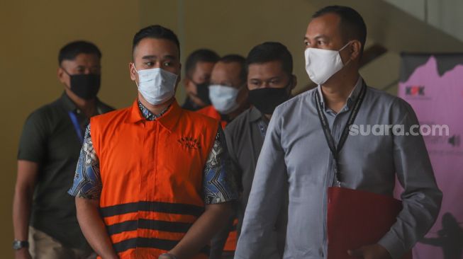 Tersangka kasus dugaan suap gratifikasi senilai Rp46 miliar Riesky Herbiyono (kiri) berjalan usai menjalani pemeriksaan di Gedung KPK, Jakarta, Selasa (2/6). [Suara.com/Alfian Winanto]
