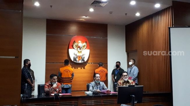 Muka Hadap Tembok, Nurhadi dan Menantu Dipamerkan Pakai Rompi Tahanan KPK