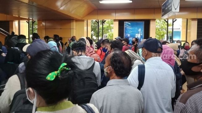 Acuhkan PSBB, Penumpang Desak-desakan Rebutan Antrean di Stasiun Gondangdia