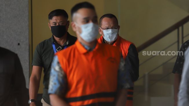 Tersangka kasus dugaan suap gratifikasi senilai Rp46 miliar, Nurhadi dan Riesky Herbiyono berjalan usai menjalani pemeriksaan di Gedung KPK, Jakarta, Selasa (2/6). [Suara.com/Alfian Winanto]
