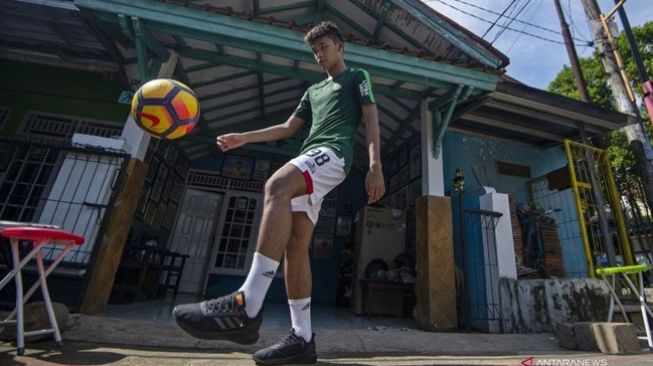 Pesepak bola Sutan Zico berlatih usai mengikuti pemusatan latihan Timnas Indonesia U-19 secara virtual di kediamannya di Desa Tlajung Udik, Gunung Putri, Kabupaten Bogor, Jawa Barat, Senin (1/6/2020). ANTARA FOTO/Aditya Pradana Putra/wsj