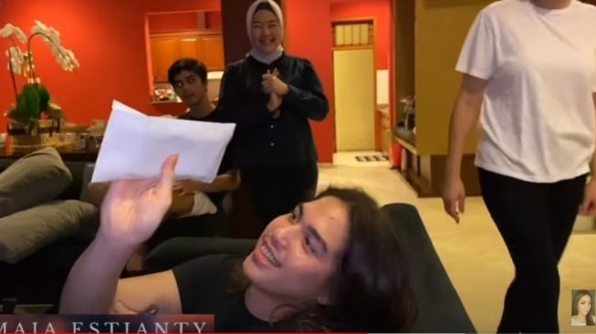 El Rumi girang dapat hadiah ulang tahun segepok duit [YouTube/Maia Estianty]