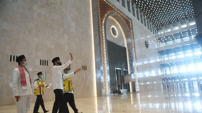 Presiden Jokowi saat meninjau perkembangan renovasi di Masjid Istiqlal Jakarta. (Antara).