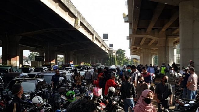 Pemohon perpanjangan Surat Izin Mengemudi (SIM) mengantre, Selasa (2/6/2020), di Kantor Satuan Lalu Lintas Polrestro Jakarta Timur di Jalan DI Panjaitan, sejak pukul 05.00 WIB. (ANTARA/Andi Firdaus).