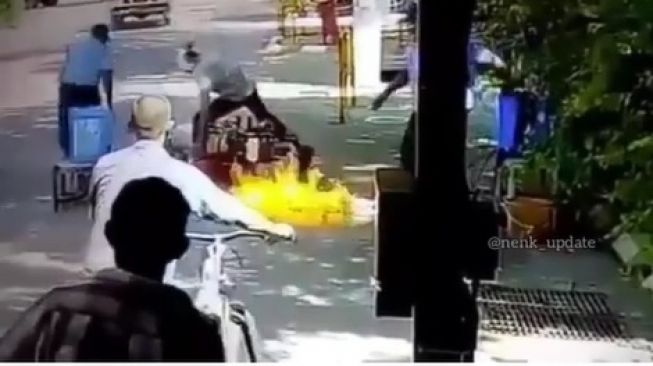 Viral Motor Terbakar Disemprot Disinfektan, Pengendara Lari Kalang Kabut