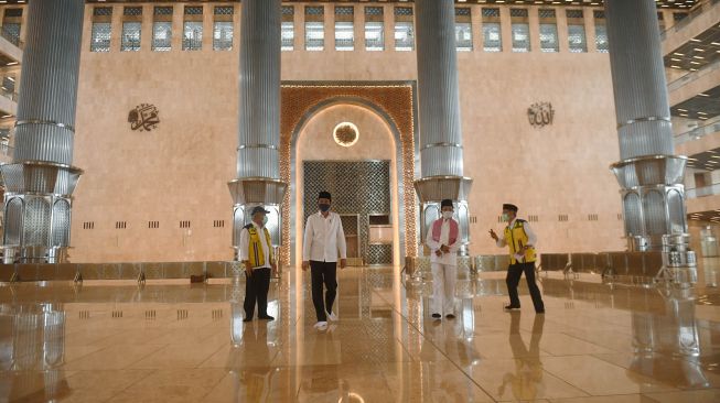 Presiden Joko Widodo (kedua kanan) didampingi Menteri PUPR Basuki Hadimuljono (kanan), Imam Besar Masjid Istiqlal Nasaruddin Umar (kiri) dan Dirjen Cipta Karya Kementerian PUPR Danis Sumadilaga (kedua kiri) meninjau perkembangan renovasi Masjid Istiqlal di Jakarta, Selasa (2/6). [ANTARA FOTO/Pool/Akbar Nugroho Gumay]