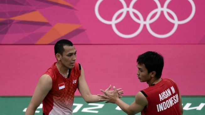 Bona Septano (kiri) saat berpartner dengan Mohammad Ahsan di Olimpiade 2012 London, Inggris. [AFP/Manan Vatsyayana]