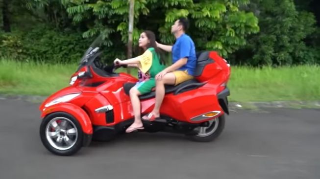 Raffi Ahmad dan Nagita jajal motor milik Roy Ricardo (Youtube-Rans Entertainment)