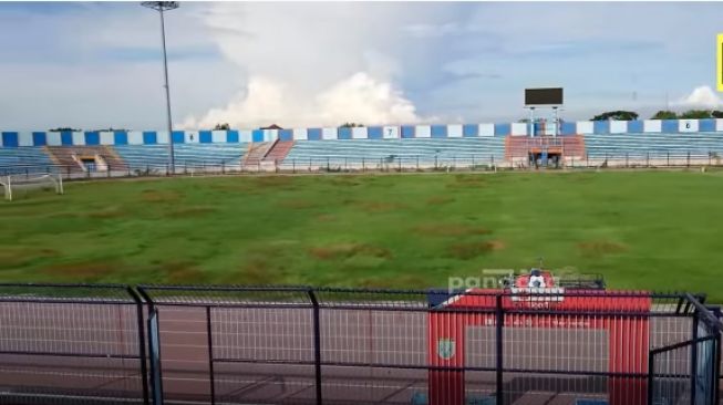 Kondisi terkini Stadion Surajaya, Lamongan. (YouTube/Kedai Pandora).