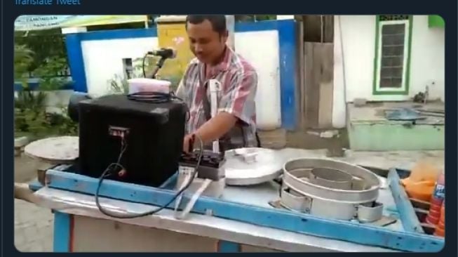 Bak DJ, Gokilnya Pedagang Bakso Pentol Ini Jualan Sambil Setel Lagu Dugem