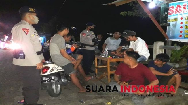Ada yang Terciduk Nongkrong, Brimob Polda Kaltim Beri Edukasi New Normal