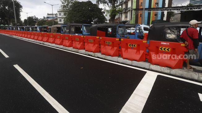 Deretan bajaj menunggu penumpang di kawasan parkir stasiun Tanah Abang, Jakarta, Rabu(3/6). [Suara.com/Angga Budhiyanto]