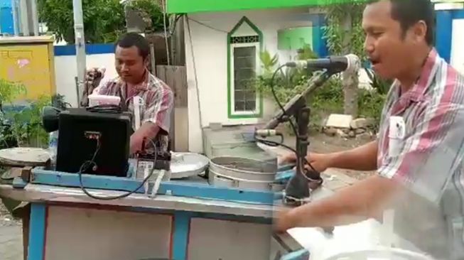 Aksi Keren Penjual Pentol Jualan Sambil Nge-DJ