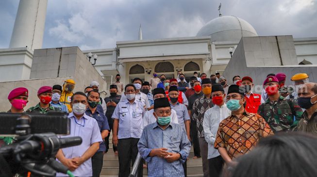 Jusuf Kalla saat memberikan keterangan pers di Masjid Al Azhar, Jakarta Selatan, Rabu (3/6). [Suara.com/Alfian Winanto]