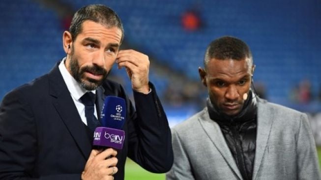 Robert Pires kiri dan Eric Abidal (kanan) saat memberikan komentar dalam laga Liga Champions. FRANCK FIFE / AFP