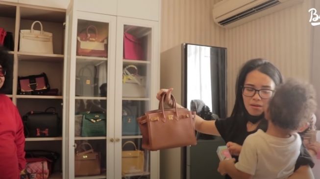 Istri Babe Cabita dikasih tas Hermes Nagita Slavina [Youtube/babecabita]