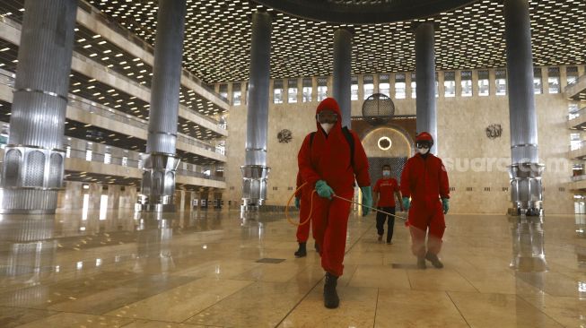 Akan Dibuka Kembali, Masjid Istiqlal Disemprot Cairan Disinfektan