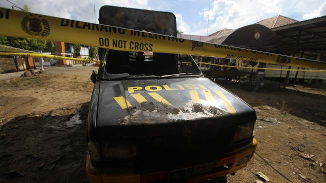 Sebuah mobil patroli polisi hangus terbakar pasca penyerangan di Polsek Daha Selatan, Kabupaten Hulu Sungai Selatan, Kalimantan Selatan, Selasa (2/6/2020). [ANTARA FOTO/Bayu Pratama ]