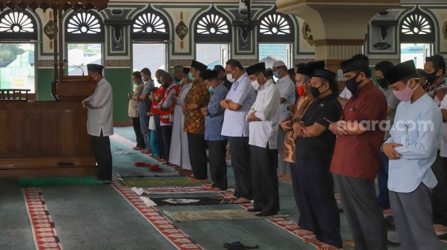 Jusuf Kalla ikut melaksanakan salat Ashar berjamaah di Masjid Agung Al-Azhar, Jakarta Selatan, Rabu (3/6). [Suara.com/Alfian Winanto]
